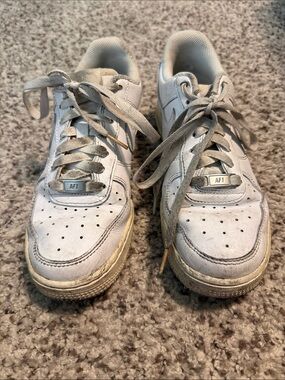 Nike Women’s White & Gray Low Top Sneakers